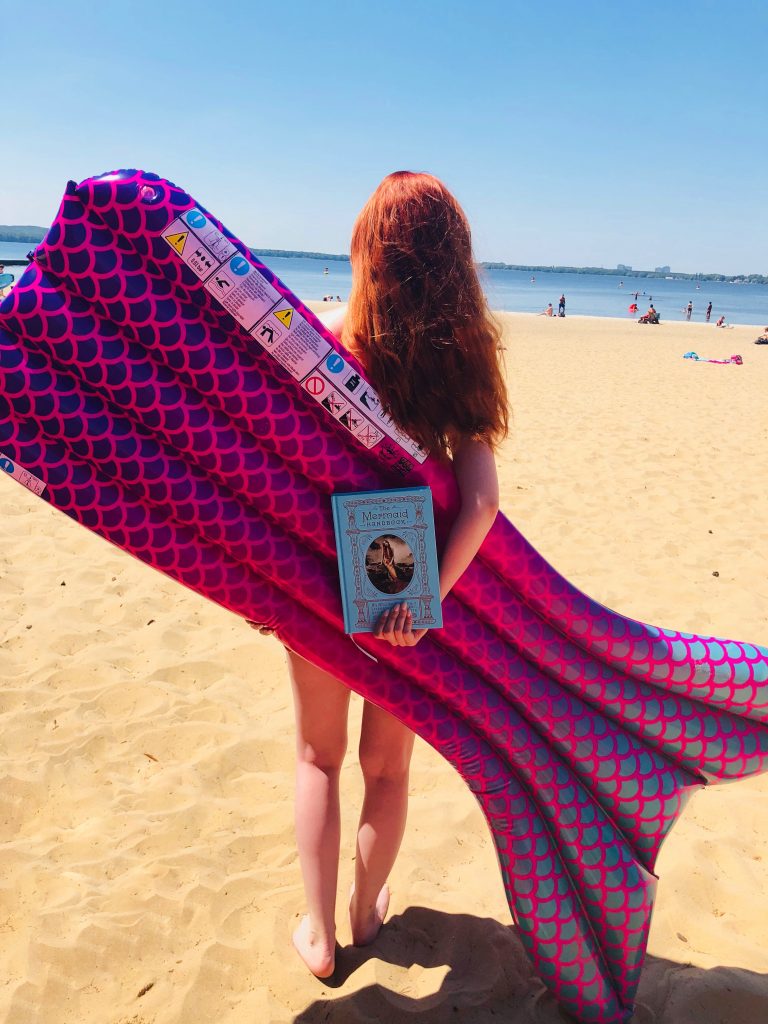 Stephie mit Mermaid Luftmatratze
