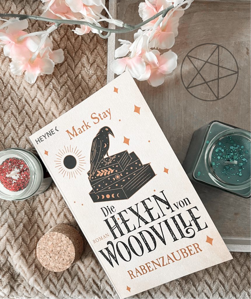 Buch Die Hexen von Woodville auf Tisch