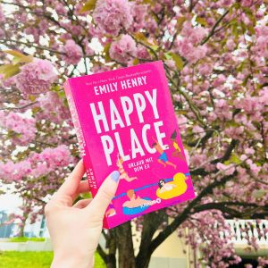 Happy Place Buch vor Kirschbaum