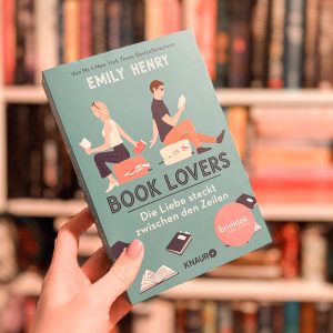 Book Lovers vor Bücherregal